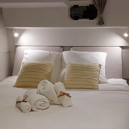 Nuit sur l'eau mouillage à San Ciprianu Botel